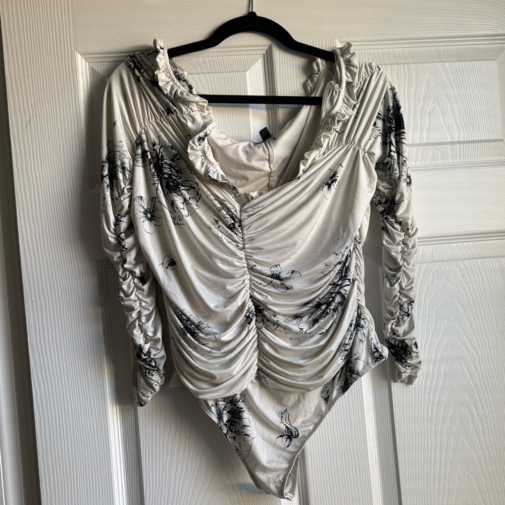 Express Black and White Ruched Bodysuit - Picture 4 of 4